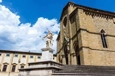 Ferdinando I de Medici heykeli, Toskana Büyük Dükü Arezzo, Toskana, İtalya ve Avrupa 'nın tarihi merkezindeki Duomo di Arezzo katedralinden.