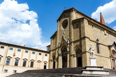 Arezzo, Toskana, İtalya ve Avrupa 'nın tarihi merkezindeki Duomo di Arezzo katedralinin dışında.