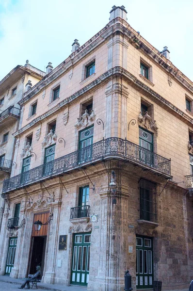 Fachada Una Antigua Casa Colonial Con Balcón Centro Habana Vieja — Foto de Stock