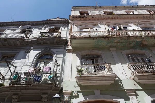 Eski Bir Koloni Evinin Cephesi Küba Nın Merkezinde Balkon Var — Stok fotoğraf