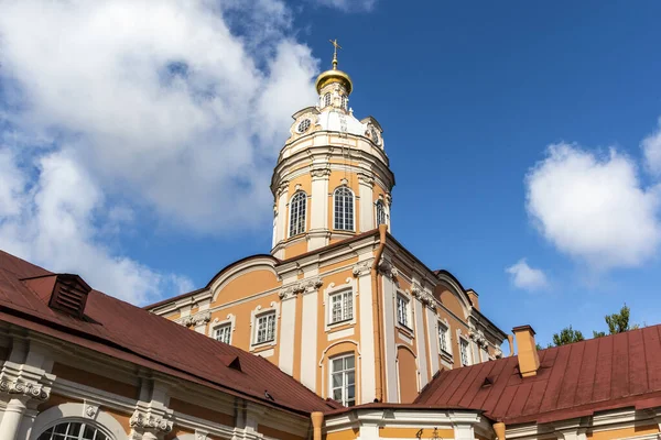 位于俄罗斯圣彼得堡的亚历山大涅夫斯基修道院外 — 图库照片