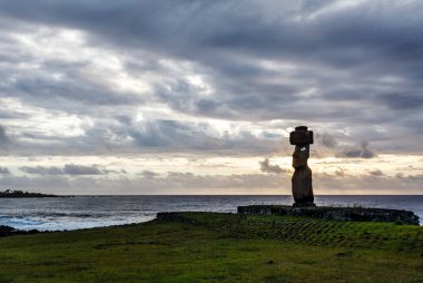 Ahu Tahai 'de gün batımı, Şili, Paskalya Adası' nda moai heykelleri olan bir yer.