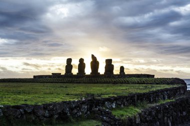 Ahu Tahai 'de gün batımı, Şili, Paskalya Adası' nda moai heykelleri olan bir yer.