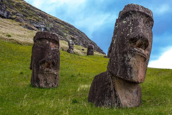 Paskalya Adası Şili Polinezya Daki Rano Raraku Taş Ocağında Maoi — Stok fotoğraf