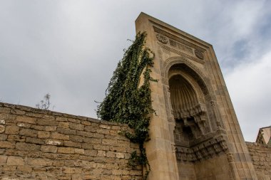 Azerbaycan 'ın eski kenti Bakü' deki Shirvanshah Sarayı 'nın (Unesco Dünya Mirası Alanı) giriş kapısı 
