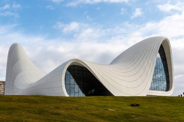 Bakü, Azerbaycan 'daki Heydar Aliyev Merkezi' nin (Zaha Hadid Mimarlar) dışı