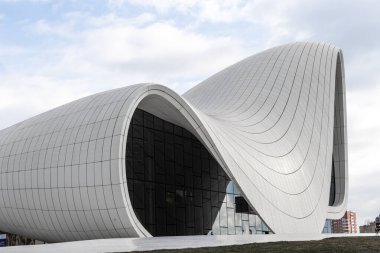 Bakü, Azerbaycan 'daki Heydar Aliyev Merkezi' nin (Zaha Hadid Mimarlar) dışı