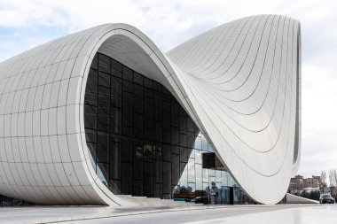 Bakü, Azerbaycan 'daki Heydar Aliyev Merkezi' nin (Zaha Hadid Mimarlar) dışı
