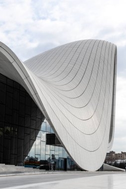 Bakü, Azerbaycan 'daki Heydar Aliyev Merkezi' nin (Zaha Hadid Mimarlar) dışı