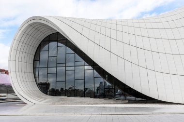 Bakü, Azerbaycan 'daki Heydar Aliyev Merkezi' nin (Zaha Hadid Mimarlar) dışı