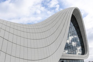 Bakü, Azerbaycan 'daki Heydar Aliyev Merkezi' nin (Zaha Hadid Mimarlar) dışı