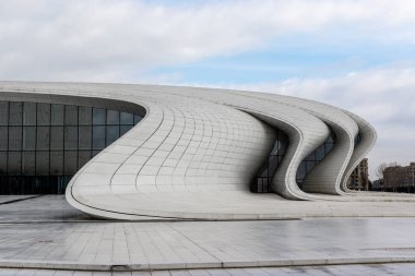 Bakü, Azerbaycan 'daki Heydar Aliyev Merkezi' nin (Zaha Hadid Mimarlar) dışı