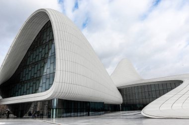 Bakü, Azerbaycan 'daki Heydar Aliyev Merkezi' nin (Zaha Hadid Mimarlar) dışı
