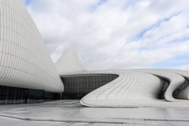 Bakü, Azerbaycan 'daki Heydar Aliyev Merkezi' nin (Zaha Hadid Mimarlar) dışı