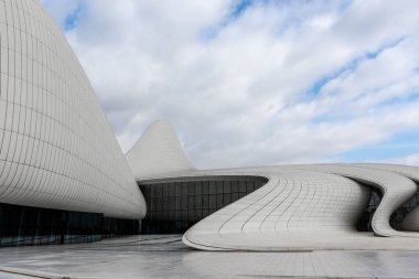 Bakü, Azerbaycan 'daki Heydar Aliyev Merkezi' nin (Zaha Hadid Mimarlar) dışı