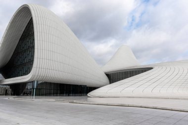 Bakü, Azerbaycan 'daki Heydar Aliyev Merkezi' nin (Zaha Hadid Mimarlar) dışı