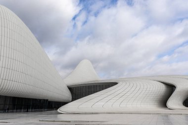 Bakü, Azerbaycan 'daki Heydar Aliyev Merkezi' nin (Zaha Hadid Mimarlar) dışı
