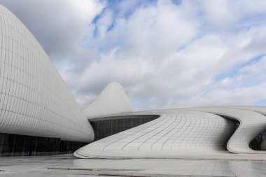 Bakü, Azerbaycan 'daki Heydar Aliyev Merkezi' nin (Zaha Hadid Mimarlar) dışı