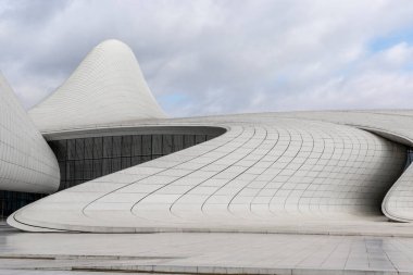 Bakü, Azerbaycan 'daki Heydar Aliyev Merkezi' nin (Zaha Hadid Mimarlar) dışı