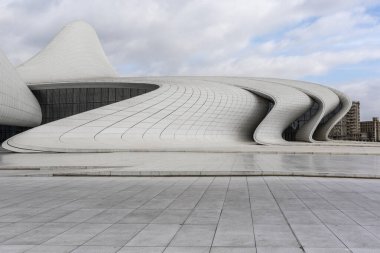 Bakü, Azerbaycan 'daki Heydar Aliyev Merkezi' nin (Zaha Hadid Mimarlar) dışı