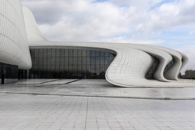 Bakü, Azerbaycan 'daki Heydar Aliyev Merkezi' nin (Zaha Hadid Mimarlar) dışı