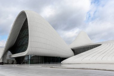 Bakü, Azerbaycan 'daki Heydar Aliyev Merkezi' nin (Zaha Hadid Mimarlar) dışı