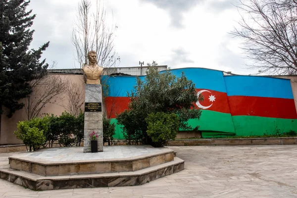 Χρυσό Άγαλμα Μικρή Πλατεία Σημαία Αζερμπαϊτζάν Στο Βάθος Στο Μπακού — Φωτογραφία Αρχείου