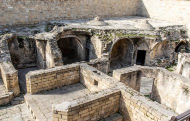 Azerbaycan 'ın Bakü kentindeki Shirvanshahlar' ın sarayındaki eski saray hamamlarının kazıları.