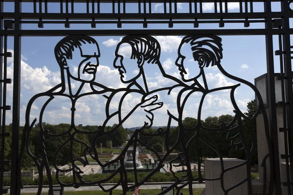 Eisentür mit muskulösen nackten Männern im vigeland Skulpturenpark in oslo, norwegen, skandinavien — Stockfoto