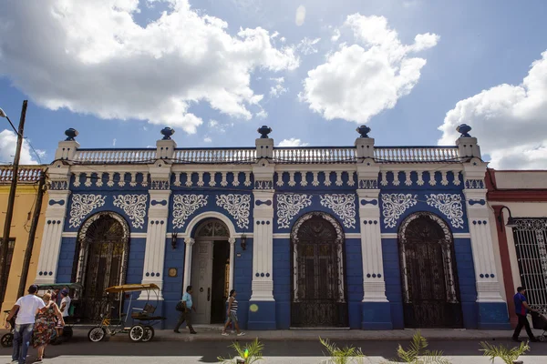 Facade of colorful colonial houses in the old center of Camagüey - Central Cuba — Stock Photo, Image