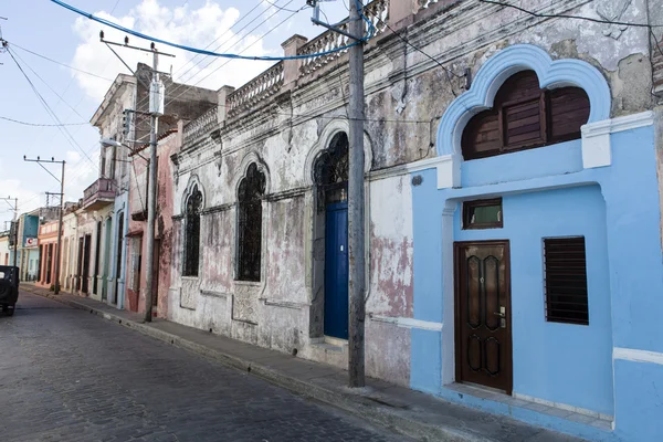 Gevel van kleurrijke koloniale huizen in het oude centrum van Camagüey - centraal Cuba Stockfoto