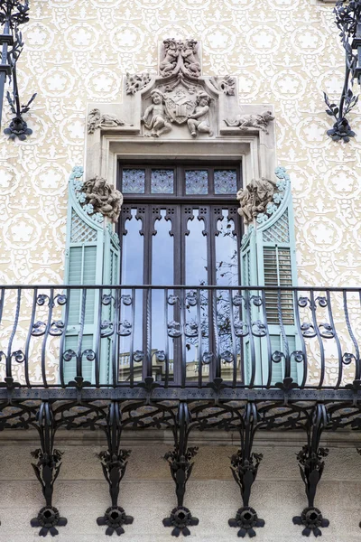 Rikt dekorerad fasad med balkong i modernistiska Casa Amatller huset i Barcelona, Katalonien, Spanien — Stockfoto