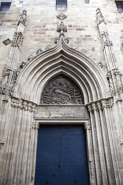 丰富的装饰在西班牙巴塞罗那的加泰罗尼亚-大教堂的大门 — 图库照片