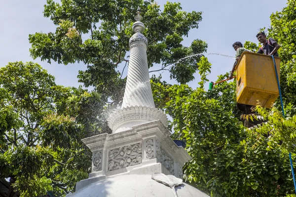 Pagoda Blanca dentro del Templo Gangaramaya en Colombo - Sri Lanka —  Fotos de Stock