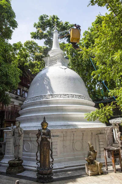 Pagoda Blanca dentro del Templo Gangaramaya en Colombo - Sri Lanka —  Fotos de Stock