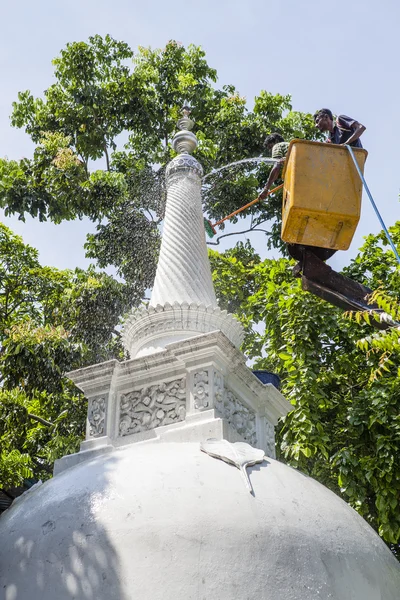 Weiße Pagode im Gangaramaya-Tempel in Kolumbien - sri lanka — Stockfoto