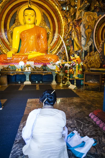 Buda dentro do templo de Gangaramaya em Colombo - Sri Lanka — Fotografia de Stock