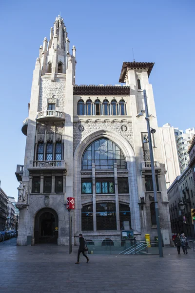 Fasáda spořitelna Caixa de důchody de Barcelona v Barcelona - Španělsko — Stock fotografie