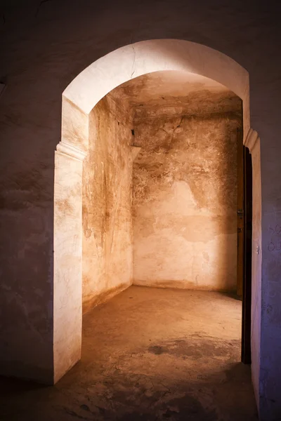 高アトラス、中央モロッコは、北アフリカのカスバの Telouet の遺跡内部のホール — ストック写真