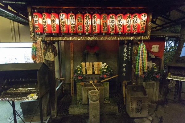 Templo sintoísta japonés por la noche en Gion, Kyoto, Japón — Foto de Stock