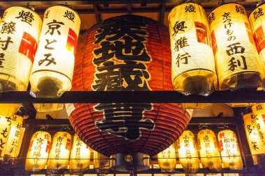 Işıklı kandilleri akşam içinde Shinto Tapınağı'nın, Kyoto, Japonya
