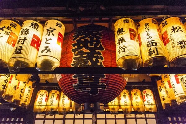 LIghted lanterns in the evening inside a Shinto temple in Gion, Kyoto, Japan — Stock Photo, Image