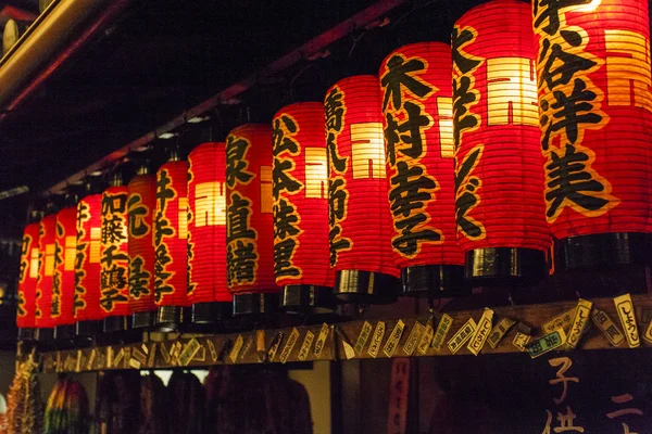 Lanterne illuminate la sera all'interno di un tempio scintoista a Gion, Kyoto, Giappone — Foto Stock