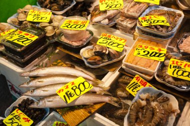 Tsukiji balık Markt Chuo, Tokyo, Japonya içinde alışveriş