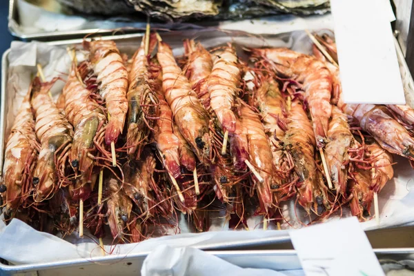 Tsukiji Balık pazarı Tokyo, Japonya'da satışa Japon karides — Stok fotoğraf