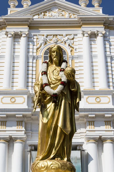 Gouden standbeeld van Lord Jesus tegenover de kathedraal van de Onbevlekte Ontvangenis in Pondicherry of Puducherry in de Indiase staat Tamil Nadu in Zuid-India — Stockfoto