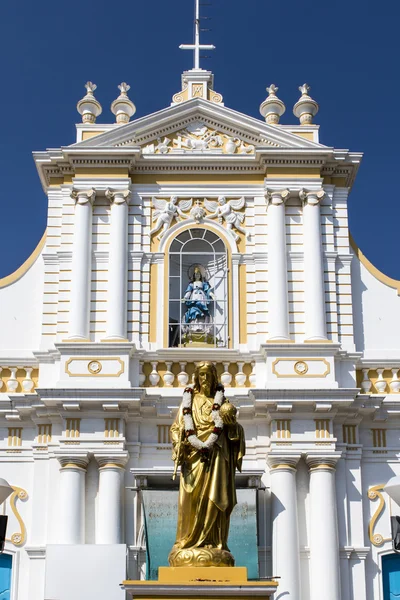 Gouden standbeeld van Lord Jesus tegenover de kathedraal van de Onbevlekte Ontvangenis in Pondicherry of Puducherry in de Indiase staat Tamil Nadu in Zuid-India — Stockfoto