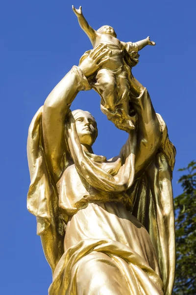 Estatua de oro de Mariah sosteniendo al bebé Jesús en sus manos, frente a la iglesia de la Inmaculada Concepción en Pondicherry - Sur de la India —  Fotos de Stock