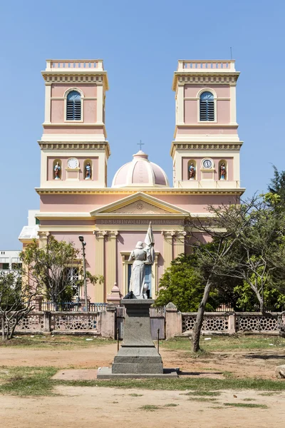 Fachada de la iglesia de Notre Dame de Agnes en Pondicherry (Puducherry) en Tamil Nadu, India del Sur —  Fotos de Stock
