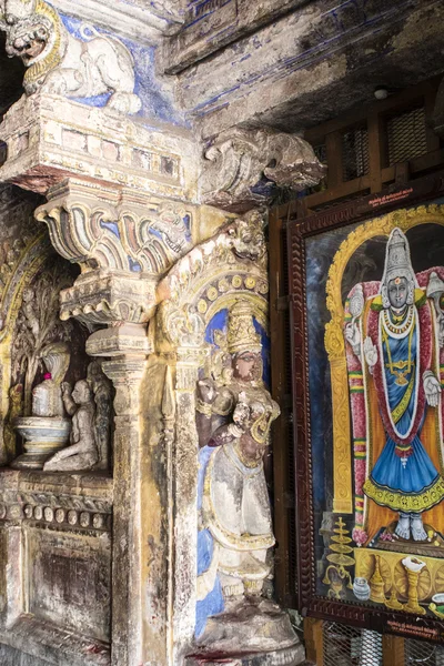 Estatua dentro del templo Brihadishwara en Tanjore (Thanjavur), estado de Tamil Nadu en el sur de la India —  Fotos de Stock